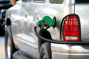 MXICO, D.F., 28DICIEMBRE2007.- Se prev que la gasolina aumente dos centavos mensualmente a partir del primero de enero de 2008, hasta alcanzar un alza del 5.5% segn la reforma hacendaria que aprob el Senado. FOTO: ISAAC ESQUIVEL/CUARTOSCURO.COM