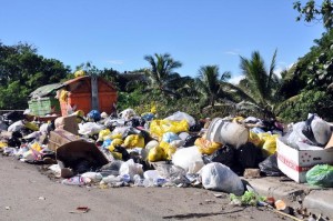 FOTOS: Basura se Incrementan en Santiago Luego de Noche BuenaEl problema de la basura en Santiago se incrementó más luego del asueto de Navidad.Los barrios mas afectados por el gran cúmulo de basura pertenecen a la Zona Sur de esta ciudad, entre los que figuran, Pekín, Barrio Lindo, Nibaje, La Mina y La Villa Olímpica entre otros. 25 / 12 / 2013. HOY, Nelson Alvarez