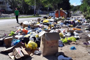 FOTOS: Basura se Incrementan en Santiago Luego de Noche BuenaEl problema de la basura en Santiago se incrementó más luego del asueto de Navidad.Los barrios mas afectados por el gran cúmulo de basura pertenecen a la Zona Sur de esta ciudad, entre los que figuran, Pekín, Barrio Lindo, Nibaje, La Mina y La Villa Olímpica entre otros. 25 / 12 / 2013. HOY, Nelson Alvarez